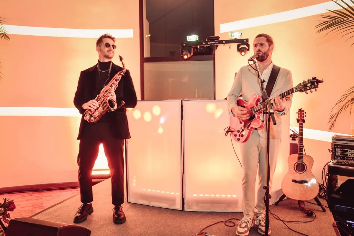 Pascal mit Saxophon im Freien