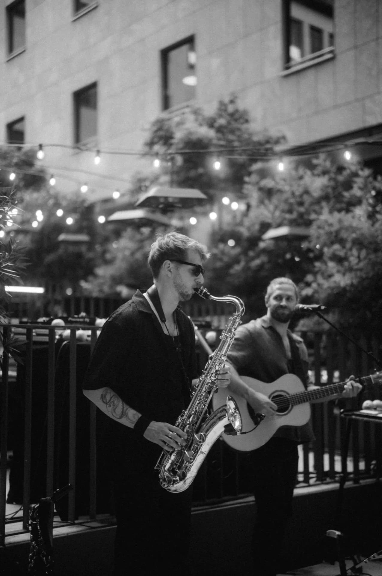 Duo performance with saxophone and guitar