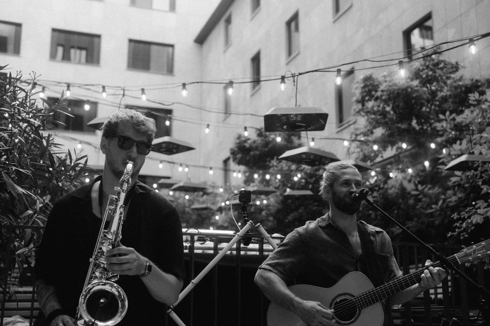 Duo-Performance in Schwarz-Weiß