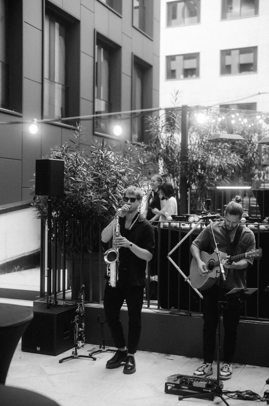 Duo-Performance auf der Bühne mit warmem Licht