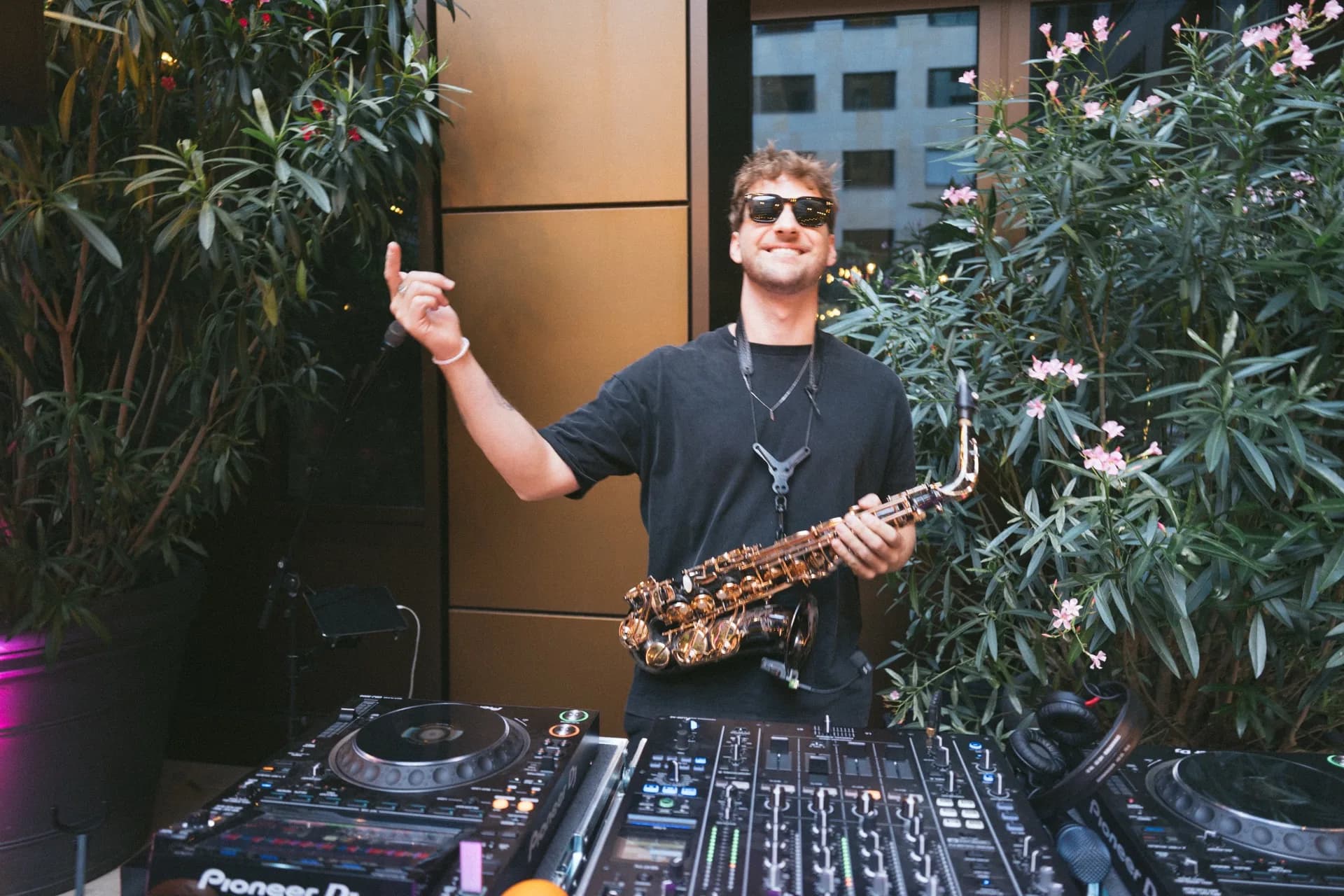 Pascal with saxophone behind DJ pult