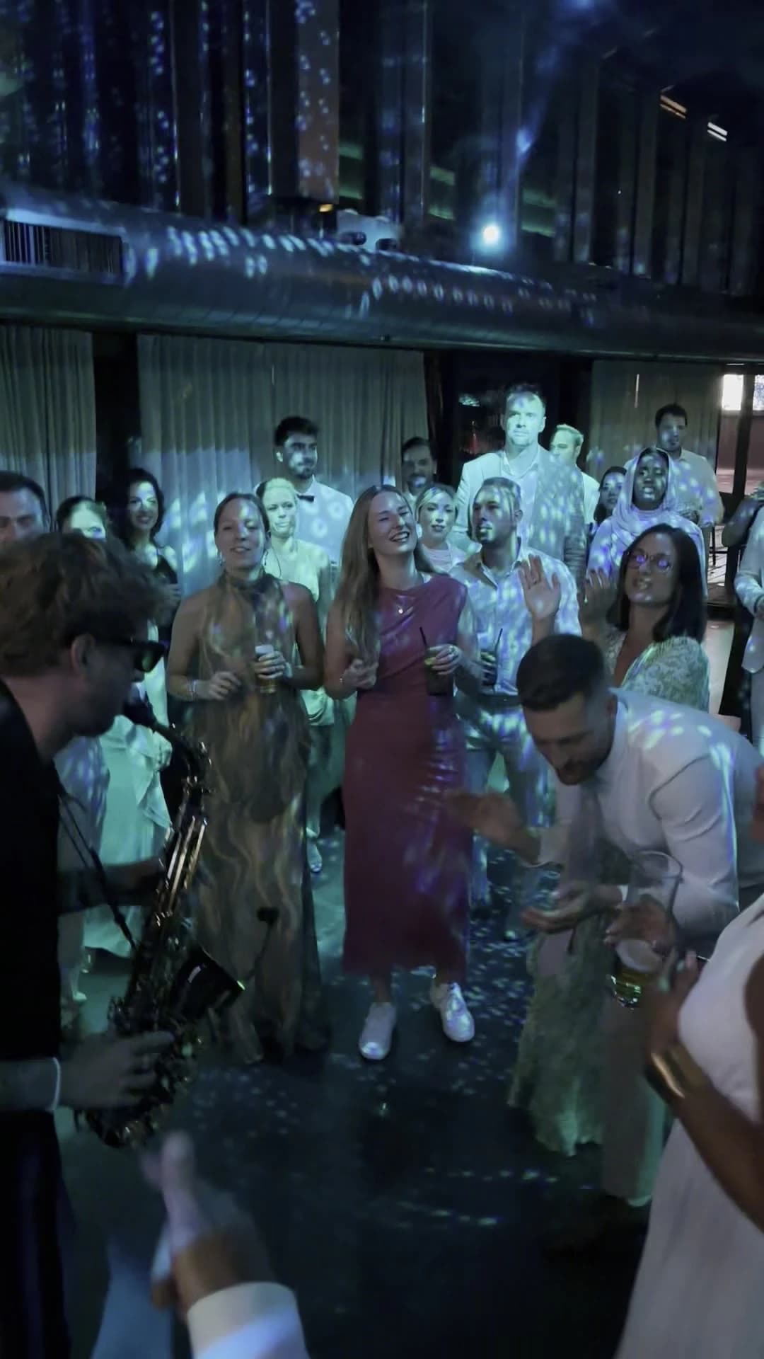 Gäste tanzen ausgelassen auf der Hochzeitsfeier