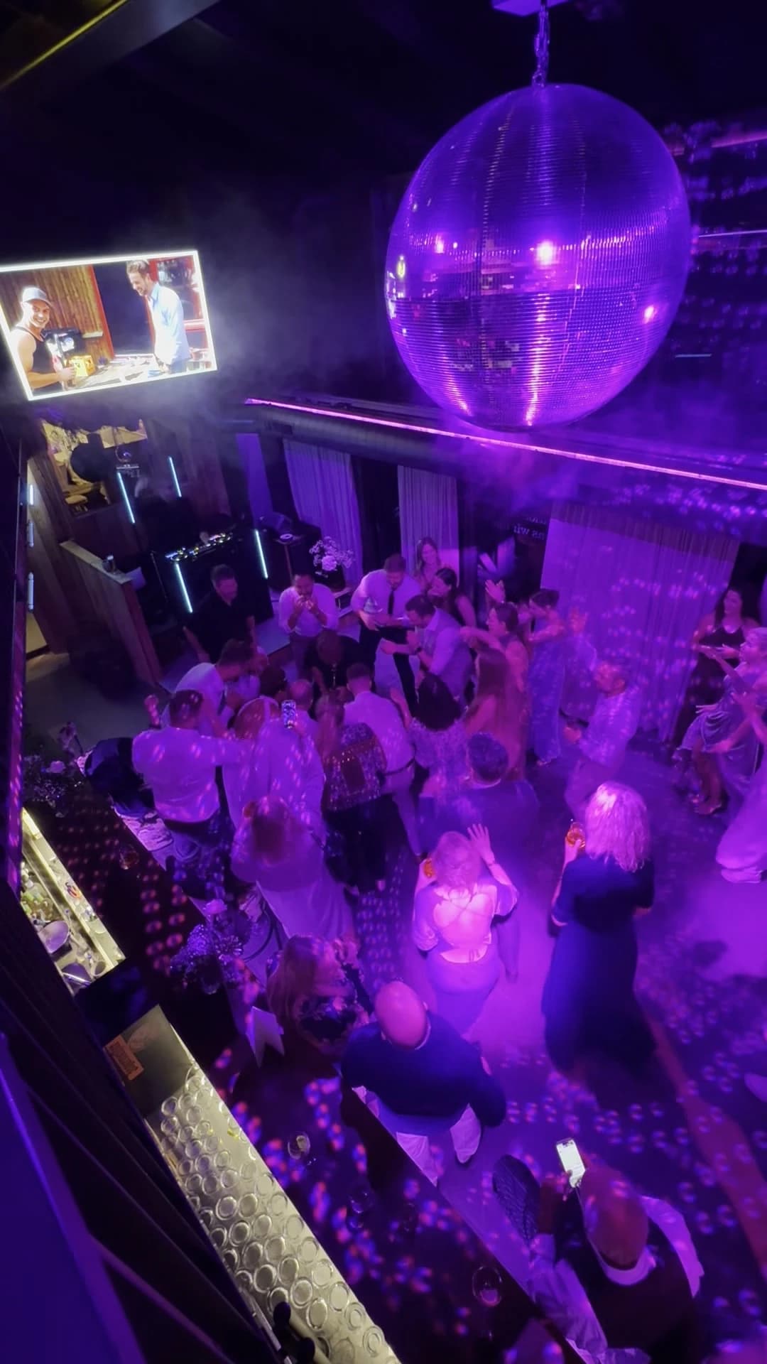 Hochzeits-Tanzfläche mit stimmungsvoller Beleuchtung