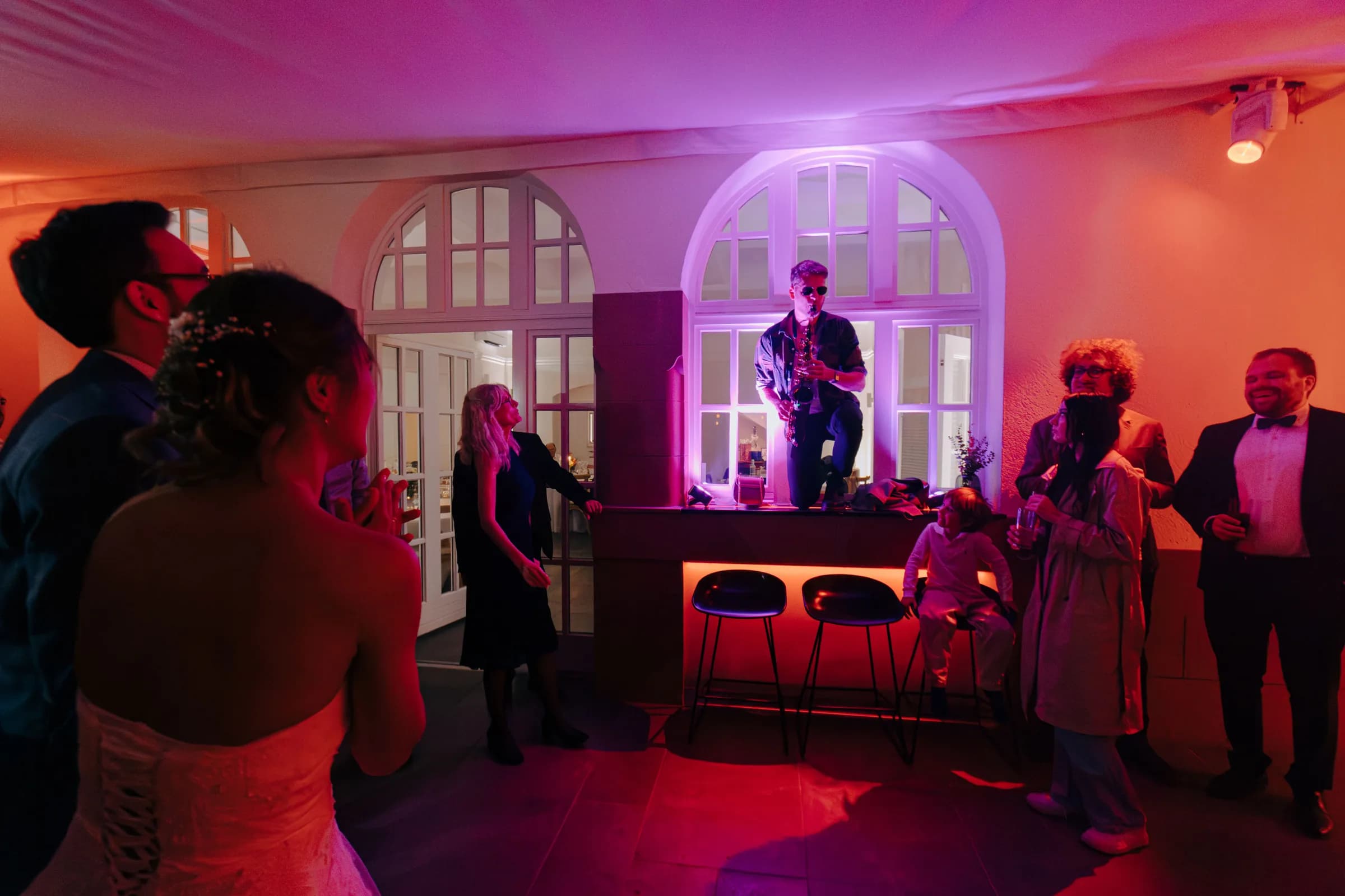 Saxophon-Performance an der Bar