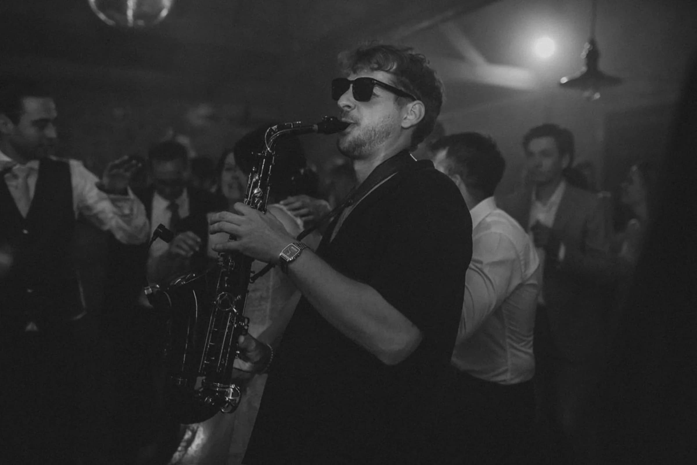 Pascal spielt Saxophon im Publikum – Schwarz-Weiß